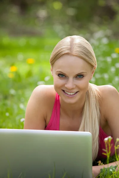 Jovem mulher usando laptop — Fotografia de Stock