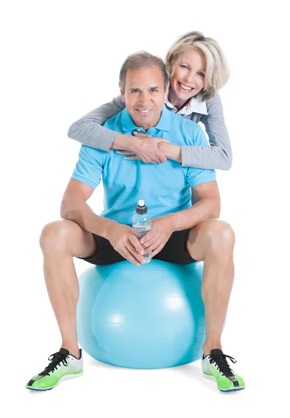 Casal maduro na bola de Pilates — Fotografia de Stock