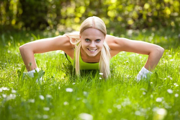 Young Blonde Woman Doing Push Ups — Stock Photo, Image