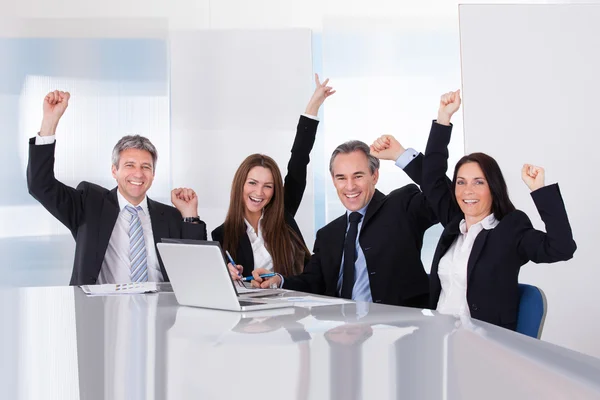 Retrato de empresários felizes — Fotografia de Stock