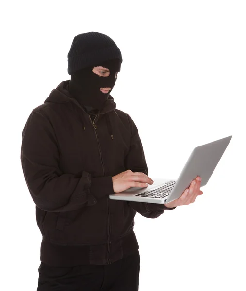 Włamywacz posiadania laptopa — Zdjęcie stockowe
