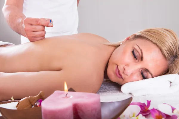 Mujer recibiendo una terapia de acupuntura — Foto de Stock