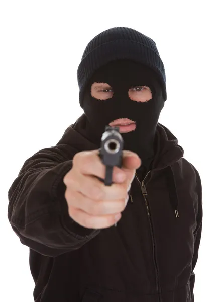 Inbrottstjuv bär mask anläggning pistol — Stockfoto