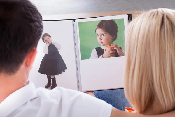 Paar schaut sich Album an — Stockfoto