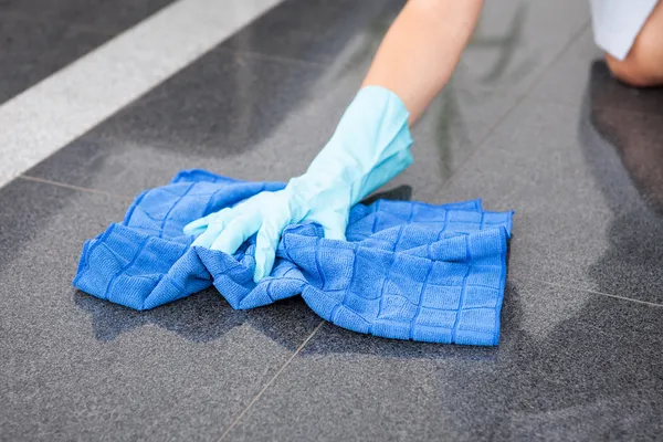 Young Maid Cleaning The Floor — Stock Photo, Image