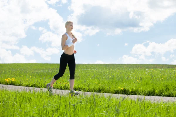 Ritratto di giovane donna che fa jogging — Foto Stock