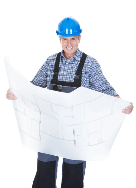 Manliga arkitekt anläggning blueprint — Stockfoto