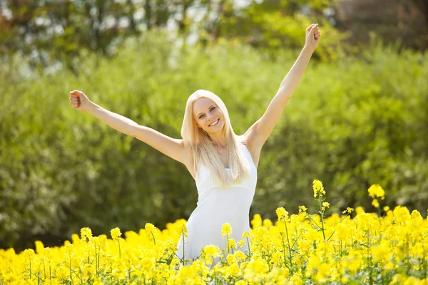 Junge Frau steht auf Feld — Stockfoto