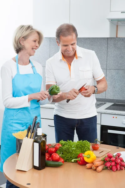 Ouder paar snijden groenten — Stockfoto