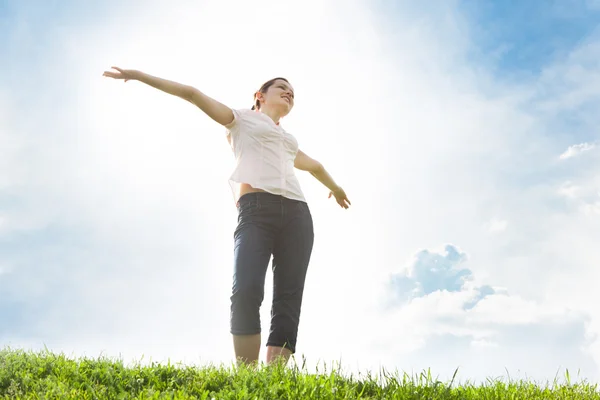 Young Woman With Her Arms Outstretched — Stock Photo, Image