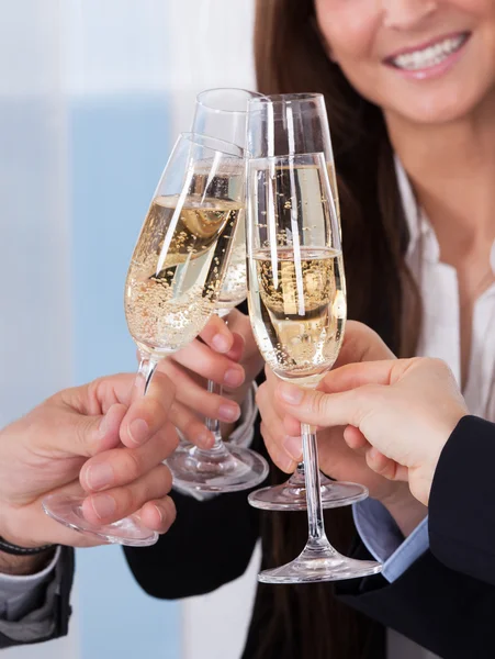 Podnikatelé opékání šampaňské — Stock fotografie