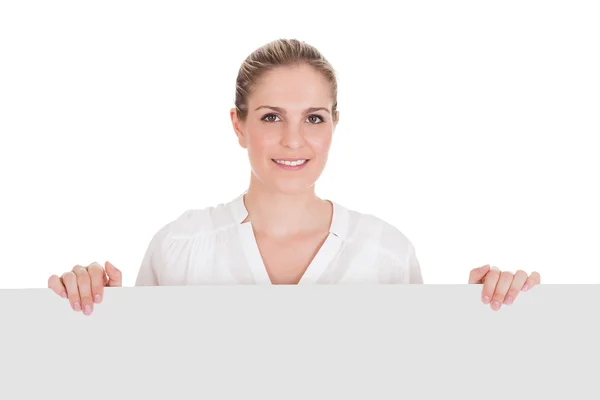 Mulher jovem apresentando placard em branco — Fotografia de Stock