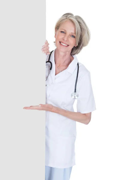 Mujer Doctor Holding Placard — Foto de Stock