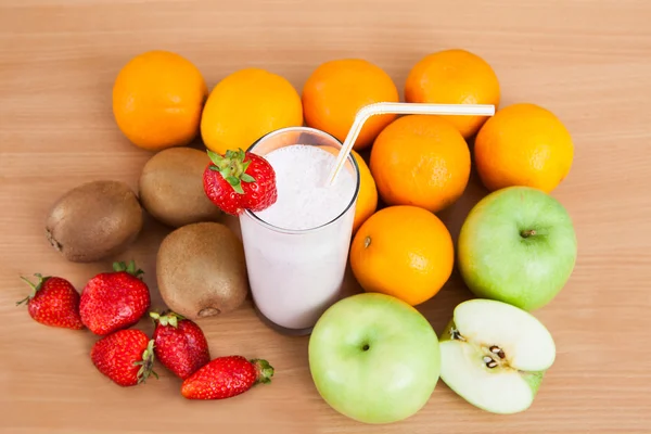 いちごのミルクセーキと果実のクローズ アップ — ストック写真