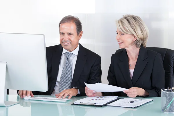 Mature Businessman And Businesswoman At Work — Stock Photo, Image