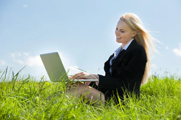 Бізнес-леді за допомогою ноутбука — стокове фото
