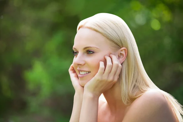 Junge glückliche Frau in der Natur — Stockfoto