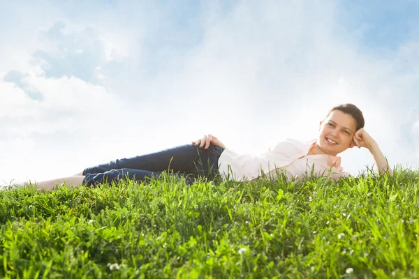 Junge Frau entspannt sich im Grasland — Stockfoto