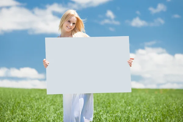 Vrouw bedrijf leeg plakkaat — Stockfoto