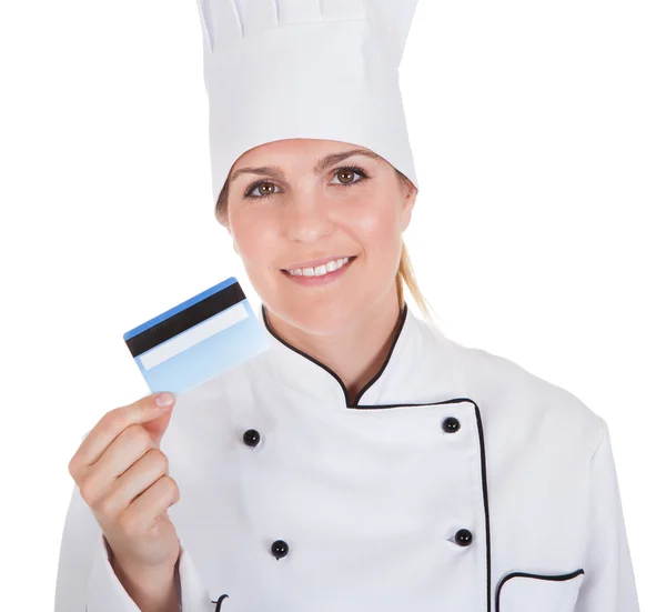 Chef feminino Segurando Cartão de Crédito — Fotografia de Stock