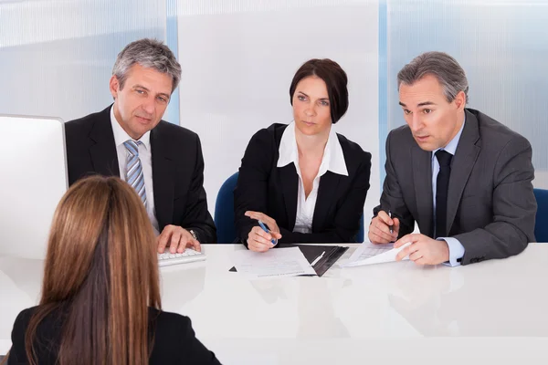 Empresarios entrevistando a mujer — Foto de Stock