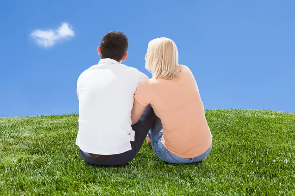 Paar zittend op het gras — Stockfoto