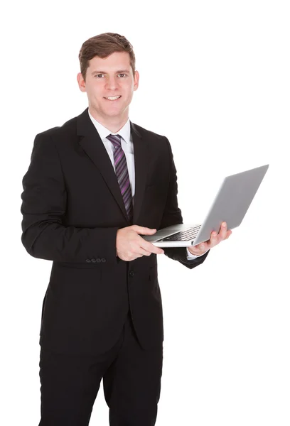 Glad affärsman anläggning laptop — Stockfoto