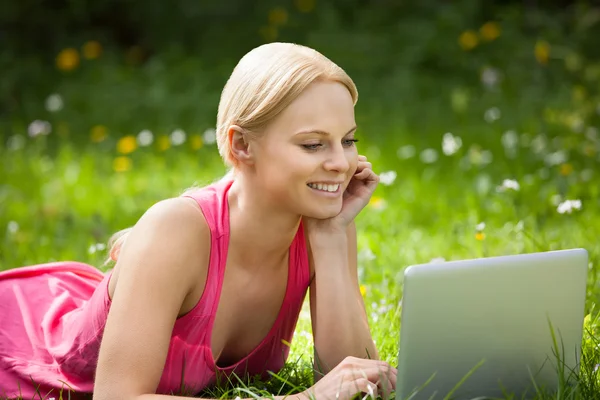 Jonge vrouw met laptop Stockafbeelding