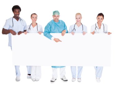 ırklı doktor afişini holding grup