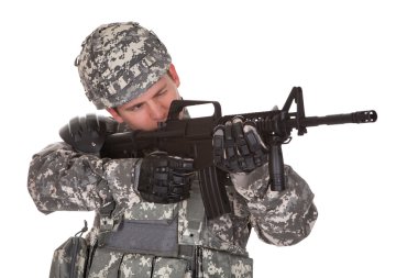solider yönünde hedefleyen, yakın çekim