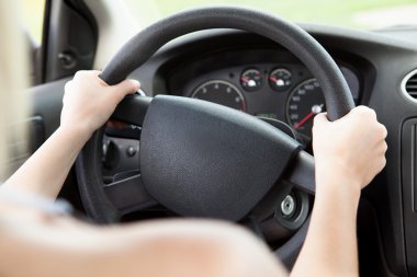 kadın elini tutarak direksiyon