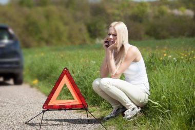 Kadın yardım istiyor.