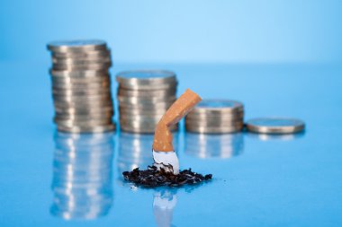 sigara izmariti ve sikke yığını