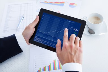 Dijital tablet kullanan işadamı