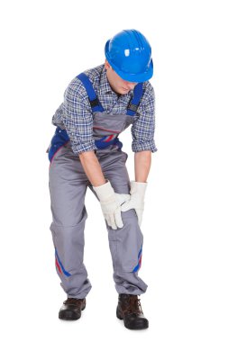 diz ağrısı muzdarip erkek işçi