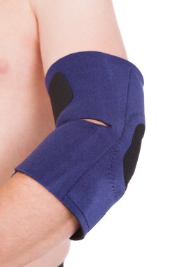 dirsek brace giyen kişi