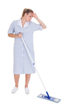 genç hizmetçi paspas ile Zemin Temizleme