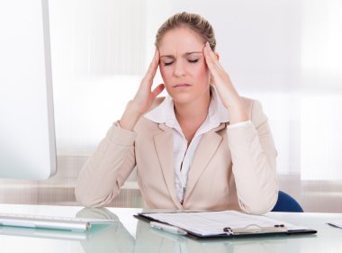 baş ağrısı acı genç iş kadını