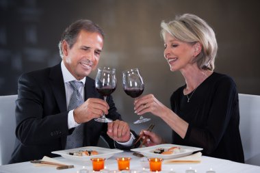 Olgun çift kadeh şarap