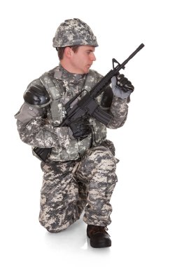 solider yönünde hedefleyen, yakın çekim