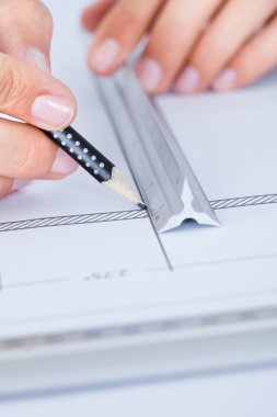 Taslak üzerinde çalışan bir mimar