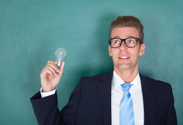 Jonge mannelijke professor houden gloeilamp — Stockfoto