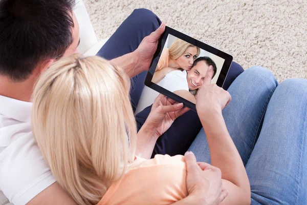 Coppia guardando Tablet digitale — Foto Stock