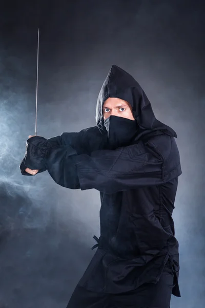 Portrait De Ninja Masculin Avec Épée — Photo