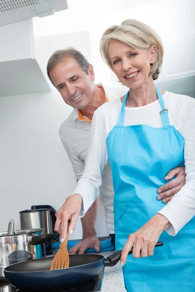 Felice coppia matura cucina cibo in cucina — Foto Stock