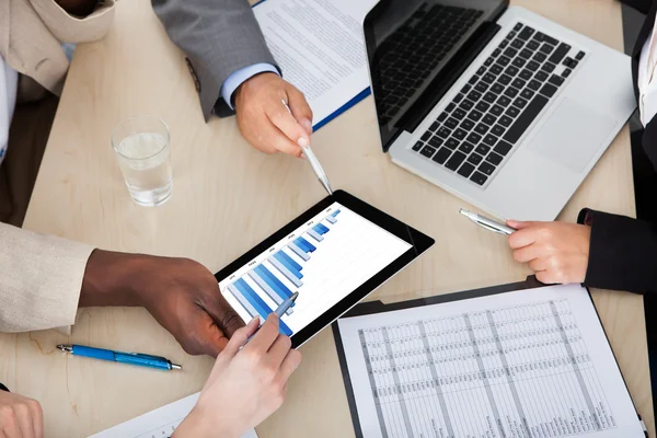 Multi Ethnic Business Colleagues Discussing Graph — Stock Photo, Image