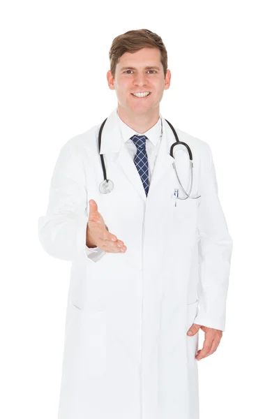 Médico masculino estendendo a mão para agitar — Fotografia de Stock