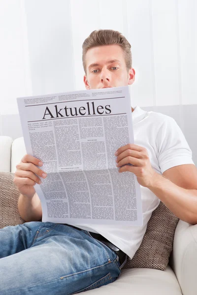 Hombre leyendo periódico —  Fotos de Stock