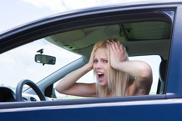 Frustrada mulher gritando sentado no carro — Fotografia de Stock