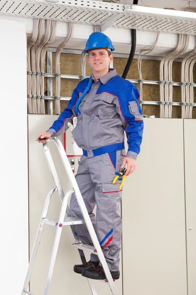 Joven trabajador hombre con sombrero duro —  Fotos de Stock